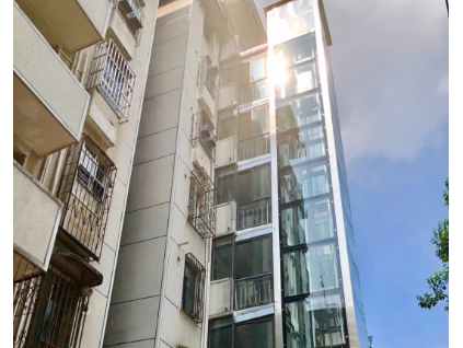 告別“爬樓時(shí)代” 合肥廬陽(yáng)老城首部加裝電梯投入使用