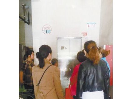 石家莊某小區(qū)半數(shù)電梯停運(yùn)