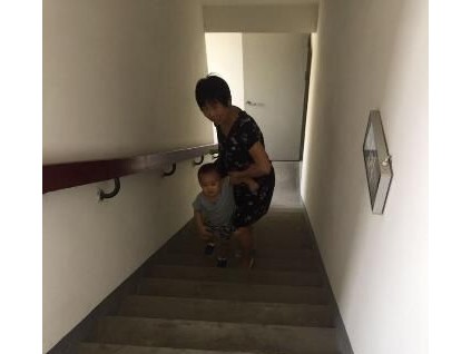 合肥鉑金漢宮小區(qū)一居民樓電梯全“罷工” 業(yè)主揮汗爬樓梯