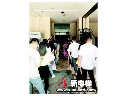 白領(lǐng)每天排隊半小時等電梯