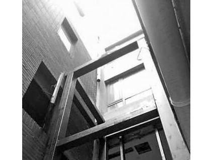 鄭州一小區(qū)住戶樓外私裝電梯 規(guī)劃部門責(zé)令拆除