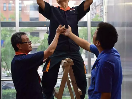 冒酷暑為顧客裝空調(diào)送清涼