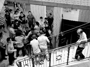 上周六，麗波樓7座的業(yè)主在一次加裝電梯的協(xié)商中發(fā)生沖突。報料人供圖