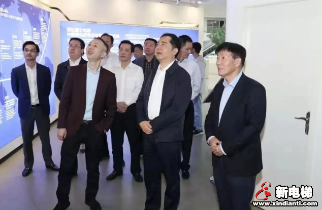 （上圖：市委書(shū)記馬曉暉一行領(lǐng)導(dǎo)參觀恒富集團(tuán)多功能展示廳）