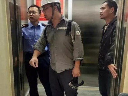 電梯施工工人被困電梯，灌云警方火速營(yíng)救