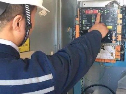 電梯內(nèi)蹦跳嬉戲打鬧，突然“墜梯”嚇懵頑童！