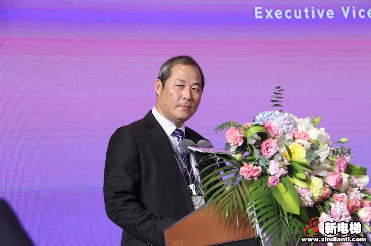 常務(wù)副總馬明軍做銷售工作報(bào)告。