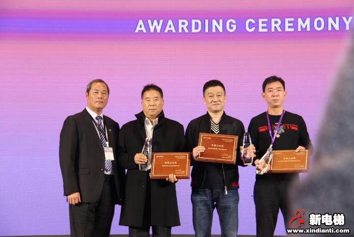 會(huì)議對(duì)辛苦付出并取得優(yōu)異成績(jī)的代理商進(jìn)行頒獎(jiǎng)。