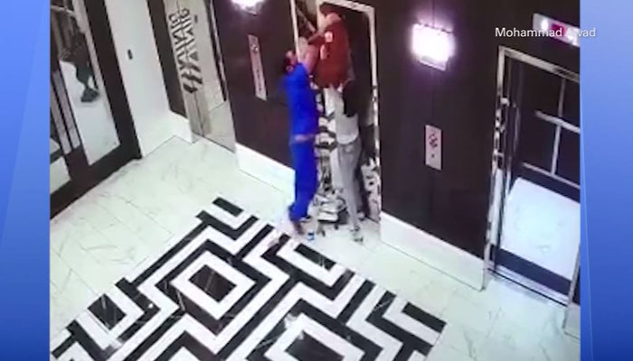 路過醫(yī)生反應(yīng)迅速，救下牽繩被電梯夾住的小狗