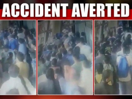 印度孟買自動扶梯突然倒退導(dǎo)致