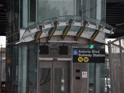 美國(guó)紐約阿斯托里亞地鐵站的新電梯投入使用