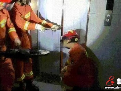 電梯又遭破拆！停電致乘客困梯，消防員用擴張鉗破拆救援！