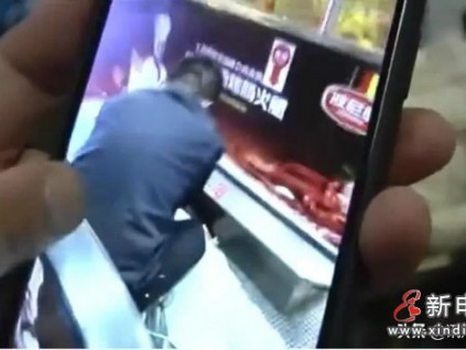 山東青島臺(tái)東一商場(chǎng)扶梯位置發(fā)生意外 兩位老人一死一傷