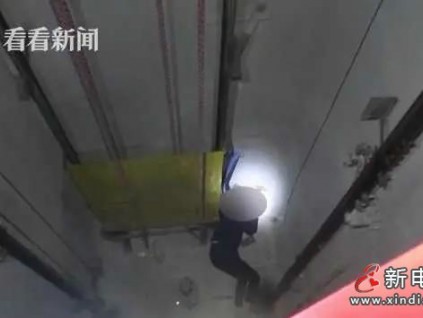 廳門究竟是如何開的？女子醉酒后撿手機墜落電梯井道！