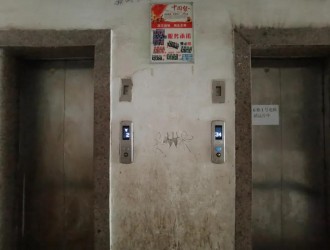 湖北黃石7.5日，電梯突然失速?zèng)_頂，業(yè)主瞬間被騰空拋起砸向天花板！