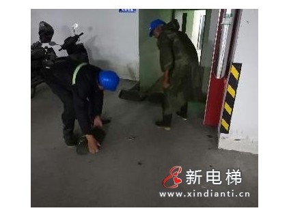 暴雨致電梯似河道，電梯人看著真糟心！