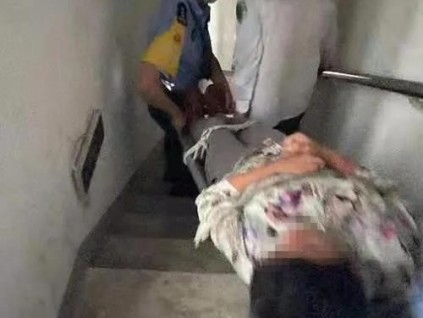 停電導(dǎo)致女子被困電梯，據(jù)說“缺氧”致不適被120抬走