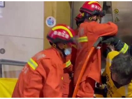 杭州一電梯突發(fā)困人，消防破拆電梯門，真實(shí)原因可能是超載