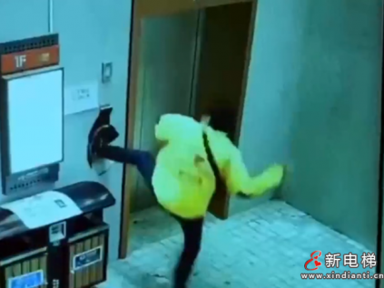 狠人！湖北武漢一外賣小哥用腳“按”電梯，把墻壁踹出大洞