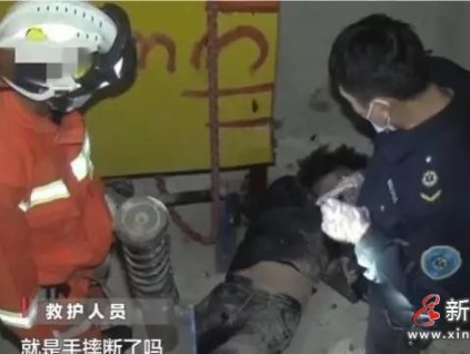 保安幫忙打開電梯門，女子找手機(jī)掉進(jìn)去，這回物業(yè)要攤上事了