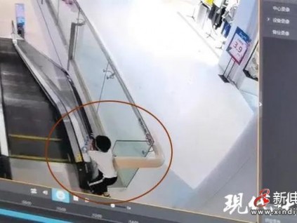 監(jiān)控視頻：南京男童攀爬商場自動扶梯扶手帶從2樓摔落…