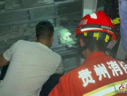 貴州：深夜5人被困電梯 消防緊急營(yíng)救