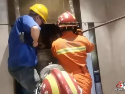 溫州一人被困電梯，消防咨詢電梯維保后，三小時(shí)救援成功