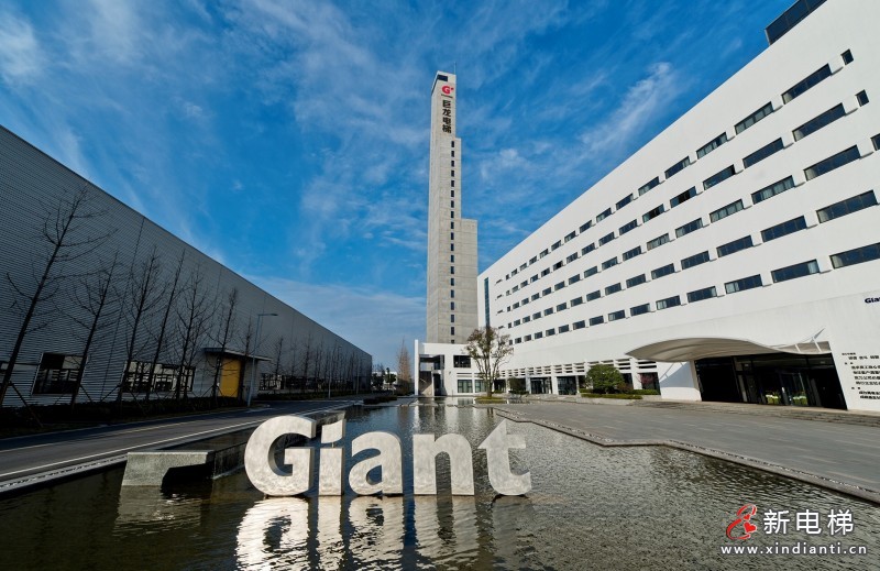 巨龍?jiān)簝?nèi)水邊LOGO