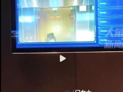 進(jìn)電梯刷臉遭質(zhì)疑，一女子身高1米65，電梯間竟然跳躍5次才能刷臉成功