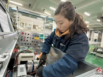 電梯“琴師”，巾幗力量！14朵璀璨“金花”，綻放在奮斗再崛起的大路上！