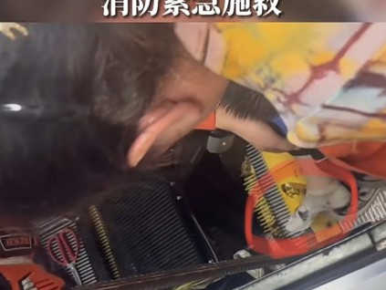 右腳被卷入扶梯邊緣，市民緊急制停按鈕，消防緊急施救