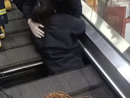 事發(fā)上海奉賢，一超市扶梯梯級塌陷，將一女乘客的腰部卡住