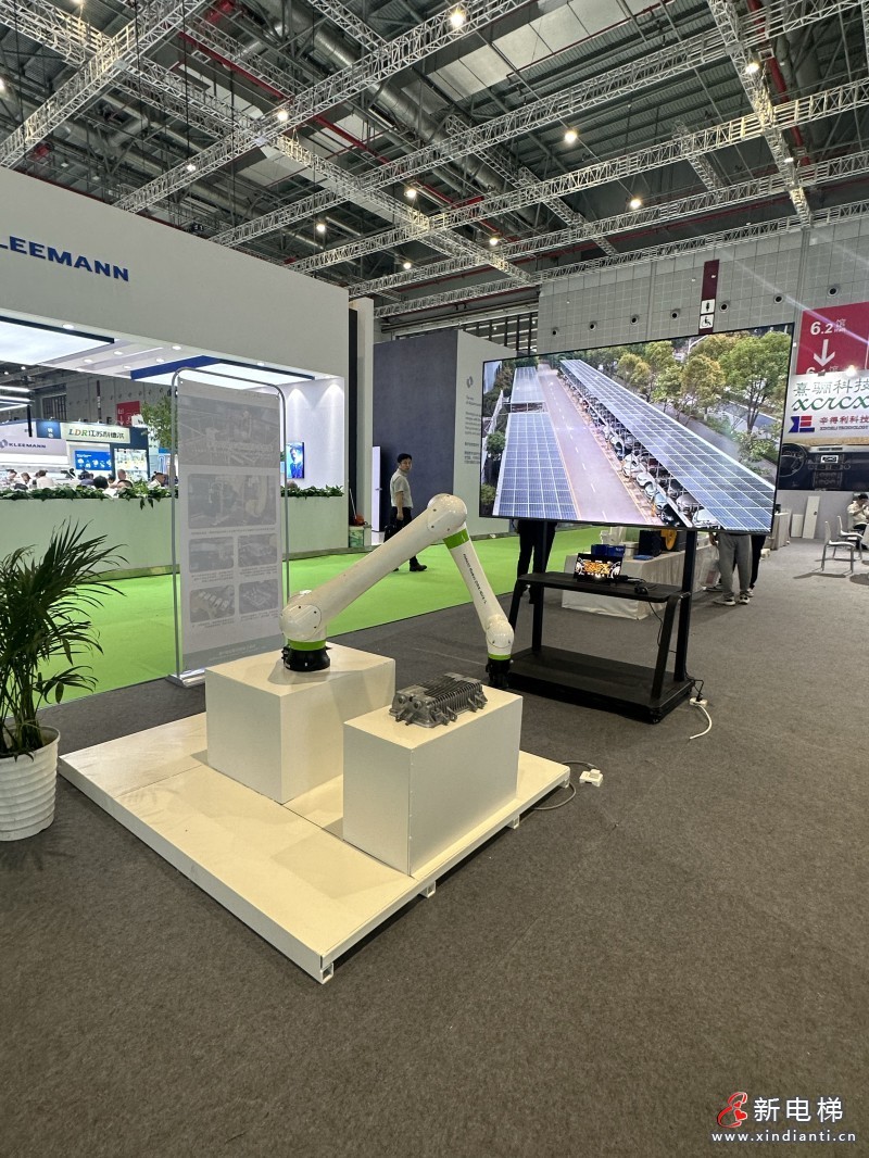 機械手臂太陽能電池
