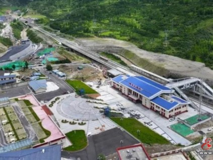 恒達(dá)富士電梯助力川青鐵路黃龍九寨站，為西部發(fā)展注入新動(dòng)能