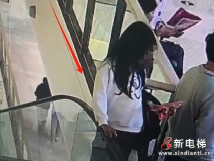 山東濟(jì)寧一女生倚靠商場的扶梯玻璃護(hù)欄時(shí)突然脫落，不幸墜落身亡！