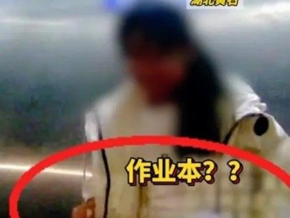 ?湖北女孩被困電梯冷靜應(yīng)對(duì)，淡定寫作業(yè)獲得網(wǎng)友稱贊