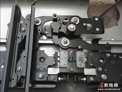 云南文山一小區(qū)45臺(tái)電梯轎門開門限制裝置被拆除放轎頂，維保公司被處罰