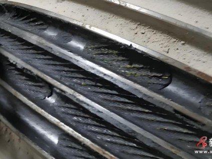 ?電梯鋼絲繩出現(xiàn)油泥造成困人，維保單位擅自短接限速器開關(guān)是違法行為，會(huì)受到相應(yīng)處罰