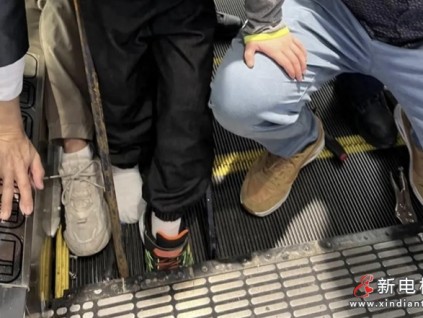 香港將軍澳一商場發(fā)生電梯夾住鞋子事件