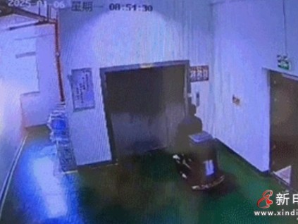 上海奉賢：一名工人駕駛掃地機(jī)不慎撞開三樓電梯門，連人帶車掉到電梯井內(nèi)被困