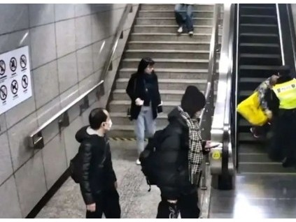 安全提醒！老年人和攜帶較多行李的人乘坐扶梯時(shí)要注意安全