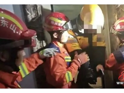 山東濱州一名外賣員深夜被困電梯，看救援過程