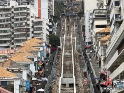 重慶巫山“神女大扶梯”建設(shè)中 長(zhǎng)約905米，縱高約242米，有80層樓高?