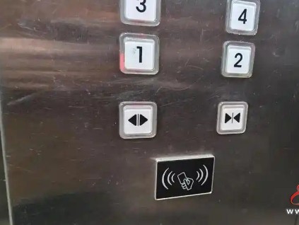 電梯換新并改為刷卡乘坐 這一變化給業(yè)主們帶來了不便，特別是快遞和外賣配送