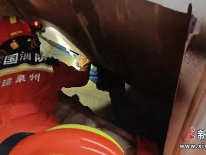 福建泉州一工人維修簡易搭建的貨梯時(shí)繩索斷了 貨梯廂和人墜落被困轎廂底