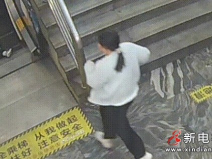 湖南邵陽一歲幼童在玩耍時(shí)摔倒手指被扶梯夾斷并卷走