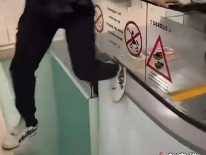 黑龍江商場(chǎng)一小伙為撿帽子，跳入扶梯縫隙，結(jié)果踩空摔傷