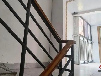 四川樂(lè)山加裝電梯的入戶方式引發(fā)矛盾 平層入戶?、半層入戶?？爭(zhēng)議仍在調(diào)解中