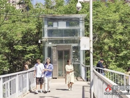 西安市太白立交附近的人行天橋加裝了兩部無(wú)障礙電梯卻多年未運(yùn)行