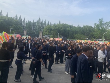 王友林同志追悼會在江蘇吳江舉行 三千余各界友人赴現(xiàn)場緬懷